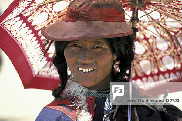 Tibetische Nomaden-Frau mit Sonnenschirm  Tazang Tso  Changthang  Ladakh  indischer Himalaya  Jammu und Kaschmir  Nordindien  Indien  Asien