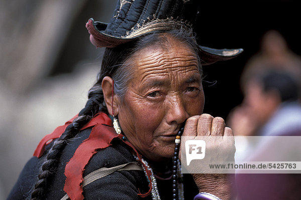 Frau in traditioneller Kleidung an einem Festtag  Alchi  Ladakh  indischer Himalaya  Jammu und Kaschmir  Nordindien  Indien  Asien