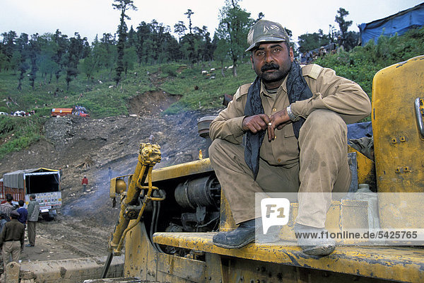 Driver of a bulldozer on the Rohtang Pass shortly after a landslide  Himachal Pradesh  northern India  India  Asia