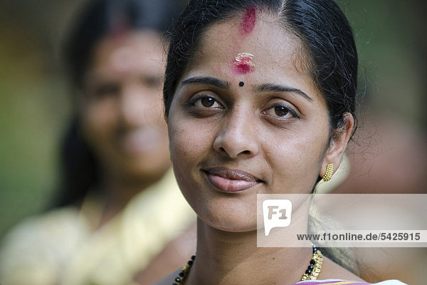 Frau mit Bindi auf der Stirn  Zeichen für eine verheiratete Frau und Glückssymbol  Guruvayoor  Kerala  Südindien  Indien  Asien