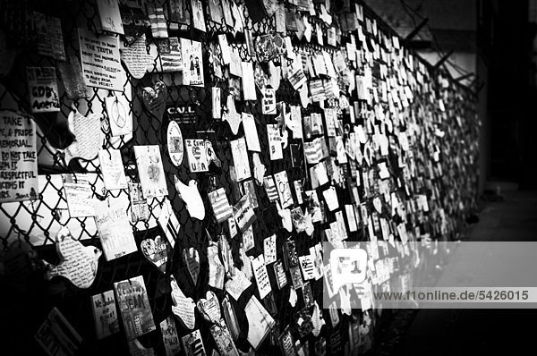 Tiles for America  bemalte Kacheln  am 9-11 Memorial Fence  Gedenkstätte  St. Vincent's Hospital  Greenwich Village  Manhattan  New York City  New York  USA
