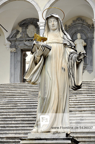 Marmorstatue der hl. Scholastika von P. Campi von Carrara  Kreuzgang des Bramante  Benediktinerabtei Montecassino  Monte Cassino  Cassino  Latium  Italien  Europa