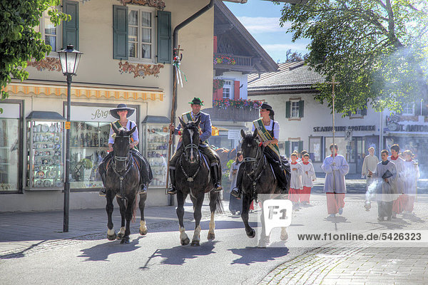 Trachtenumzug anlässlich der Juli-Festwoche in Garmisch  Garmisch-Partenkirchen  Bayern  Deutschland  Europa