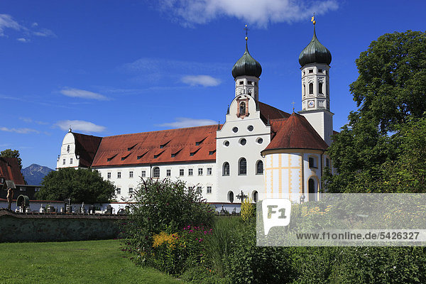 Klosterkirche Sankt Benedikt und Kloster Benediktbeuren  ehemalige Benediktinerabtei  Landkreis Bad Tölz-Wolfratshausen  Bayern  Deutschland  Europa