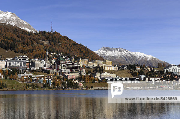Ferienort St. Moritz mit St. Moritzersee im Vordergrund  Oberengadin  Graubünden  Schweiz  Europa