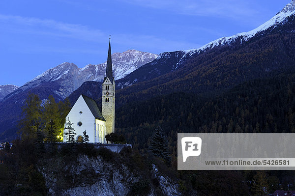 Reformierte St.Georgskirche zur blauen Stunde  Scuol  Unterengadin  Graubünden  Schweiz  Europa