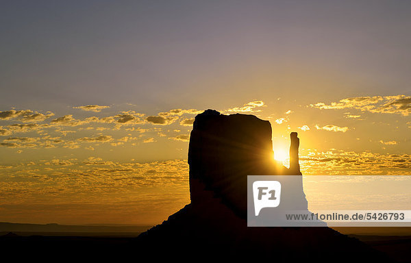 Tafelberg West Mitten Butte  Sonnenaufgang  Monument Valley  Navajo Tribal Park  Navajo Nation Reservation  Arizona  Utah  Vereinigte Staaten von Amerika  USA