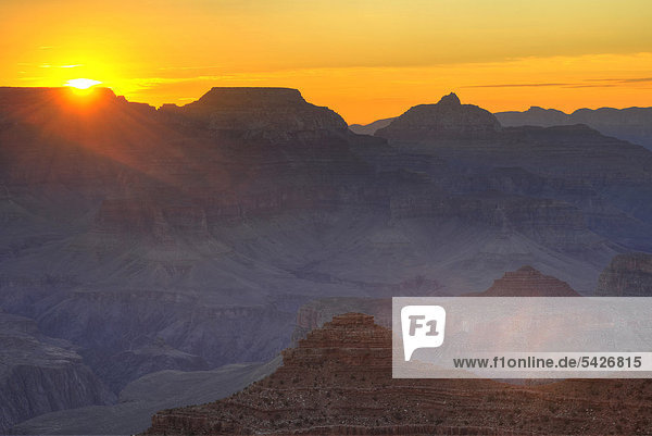 Blick bei Sonnenaufgang von Aussichtspunkt Yavapai Point auf Vishnu Temple  Wotan's Throne  Desert Palisades  Comanche Point  Morgendämmerung  Grand Canyon Nationalpark  South Rim  Südrand  Arizona  Vereinigte Staaten von Amerika  USA