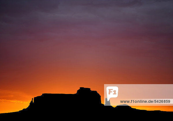 Sonnenaufgang  Morgendämmerung  Tafelberge King on His Throne  Monument Valley  Navajo Tribal Park  Navajo Nation Reservation  Arizona  Utah  Vereinigte Staaten von Amerika  USA