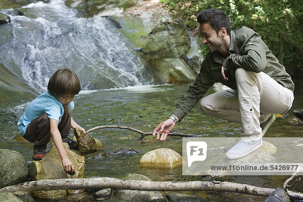 Vater und Sohn erkunden die Natur