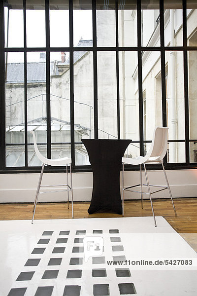 Stühle und Tische im modernen Interieur