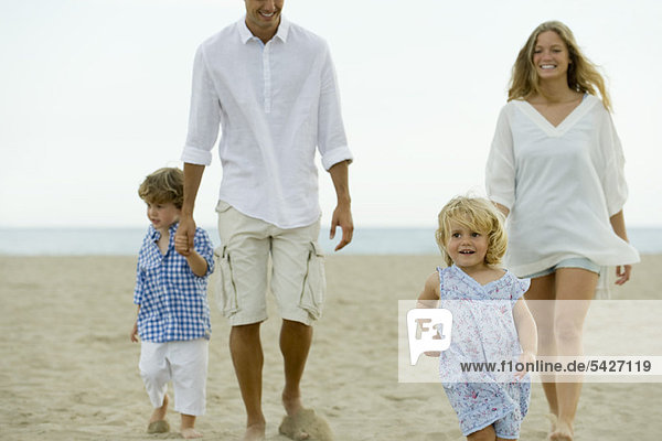 Familie mit Spaß am Strand