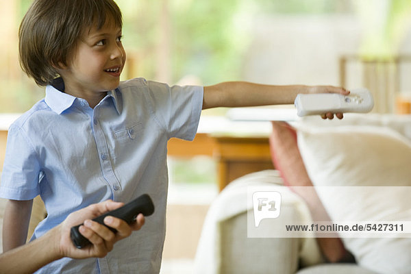 Junge spielt Videospiel mit kabelloser Steuerung