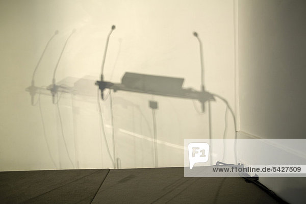 Schatten des Podiums an der Wand des Konferenzraums