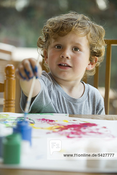 Kleiner Junge malt