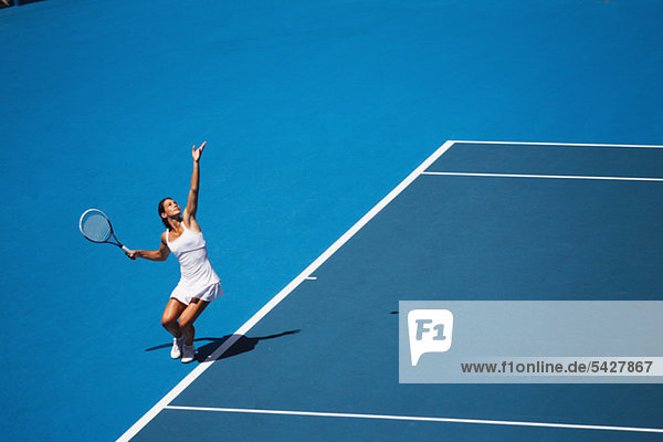 Junge weibliche Tennisspielerin
