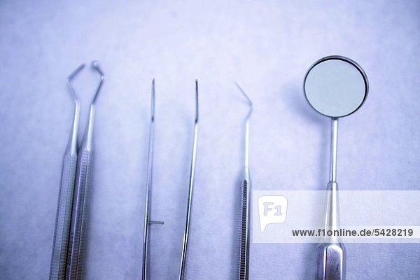 Pinzette   Haken   Spatel und Spiegel vorbereitet für Behandlung beim Zahnarzt