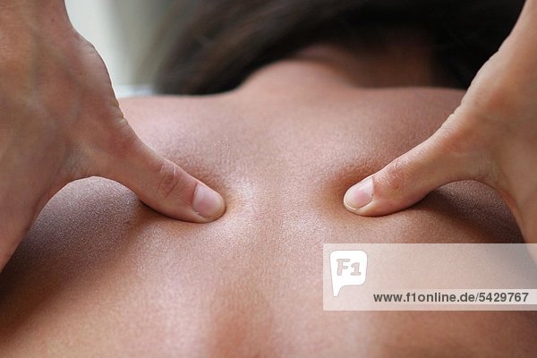 Rückenmassage im Schulter- Nackenbereich - physiotherapeutisches Verfahren bei dem durch spezielle Handgriffe eine mechanische Wirkung auf die Muskulatur ausgeübt wird