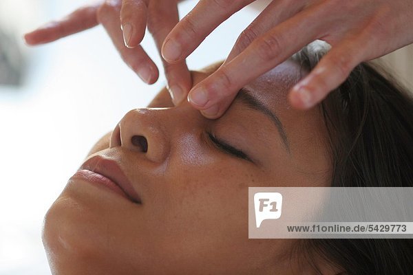 Gesichtsmassage Augenbereich - physiotherapeutisches Verfahren bei dem durch spezielle Handgriffe eine mechanische Wirkung auf Haut und Muskulatur ausgeübt wird