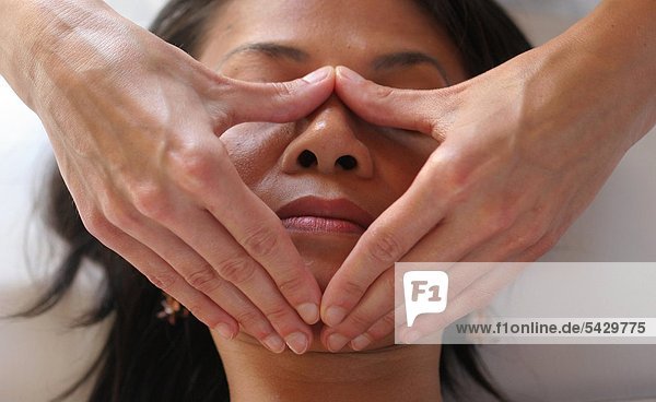 Gesichtsmassage - physiotherapeutisches Verfahren bei dem durch spezielle Handgriffe eine mechanische Wirkung auf Haut und Muskulatur ausgeübt wird