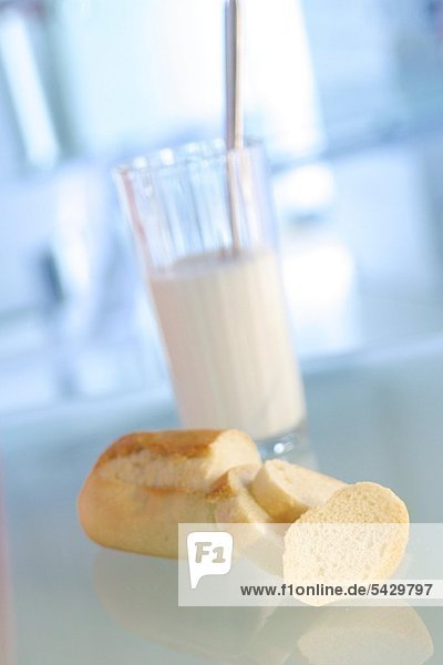 Glas Milch mit Brot - Mayr Kur - Nach F. X. Mayr werden Gesundheitsprobleme auf Verdauungsstörungen zurückgeführt. Neben Massagen des Bauchraums und der Anwendung von Abführmitteln wird eine Milch Semmel Diät verordnet  was zur Entgiftung des Körpers führen soll.