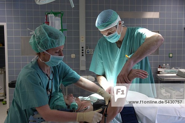 Düsseldorf  Kaiserswerther Diakonie  Florence-Nightingale-Krankenhaus  Anästhesie im OP Narkoseärztin und Arzt im Operationssaal bei einer Patientin