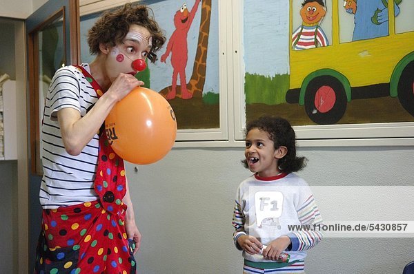 Düsseldorf  Kaiserswerther Diakonie  Kinderklinik Clown spielt mit Kind im Krankenzimmer