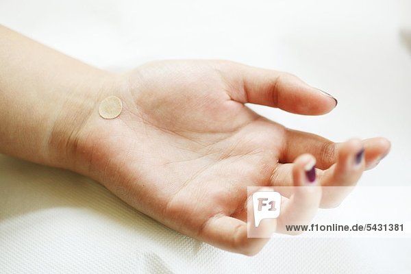 Hand mit Metall - Druckpflaster Korean Handakupunktur