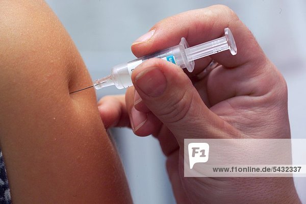 Grippeschutzimpfung in den Oberarm
