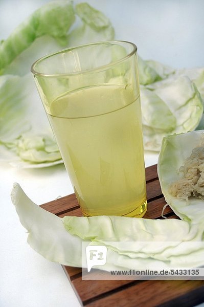 Sauerkraut-Saft - Stillife Saft aus vorgegorenem Weißkohl   regt Verdauung an Sauerkraut-juice   promotes digestion