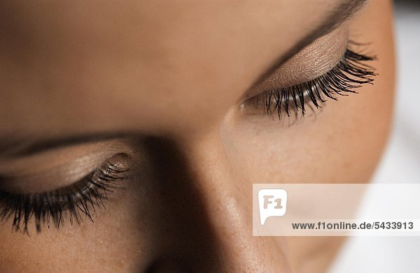 Weibliche Augen mit Lidschatten und Wimperntusche -
