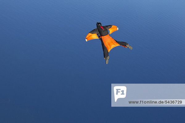 Fallschirmspringer mit Wingsuit in der Luft