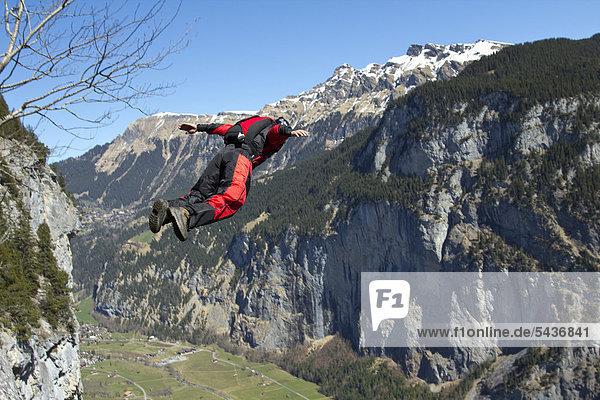 Basejumper in der Luft