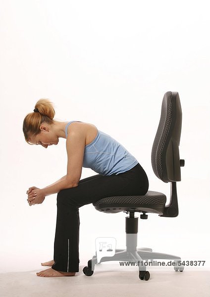 Junge blonde Frau macht auf einem Bürostuhl Entspannungsübungen