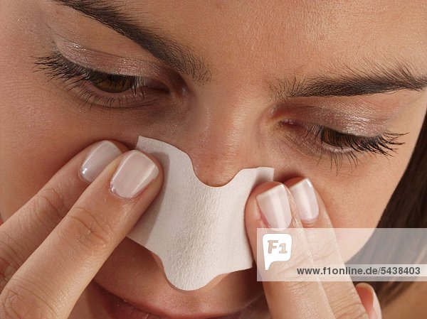Frau  20-25 Jahre alt mit Hautreinigungspflaster auf der Nase