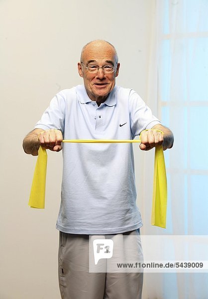 Senior Senioren Mann strecken Training Menschlicher Muskel Menschliche Muskeln alt unaufrichtig Trasse
