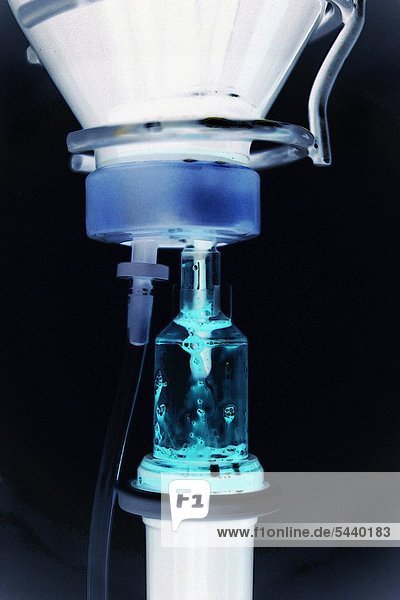 Infusionsflasche ( Farben invertiert ) mit Ozon angereichertem Blut ( Ozontherapie ) - Die Ozontherapie wird in der Geriatrie mit Eigenblut zur Behandlung von Durchblutungsstörungen sowie bei virusbedingten Erkrankungen angewandt