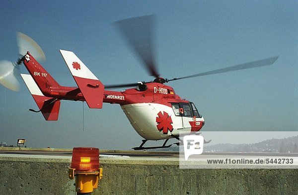 Helikopter der Rettungsflugwacht beim Landeanflug auf Krankenhausdach