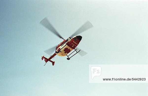 Helikopter der Rettungsflugwacht beim Landeanflug