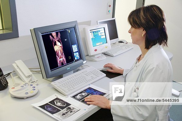 Computertomographie - Bildauswertung am Monitor durch eine Medizinisch technische Assistentin