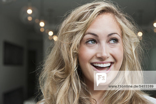 Eine junge Frau  die lächelt und aufblickt