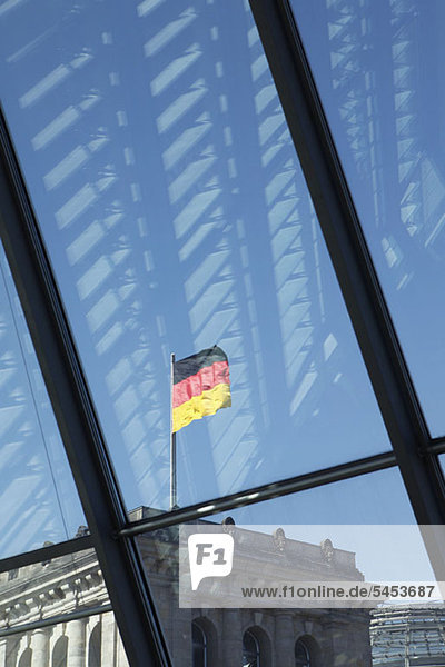 Reichstag durch Fenster im Jakob-Kaiser-Haus gesehen