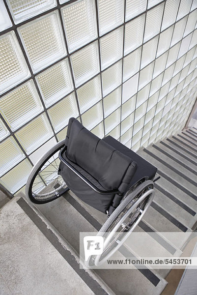 Rollstuhl am oberen Ende der Treppe platziert