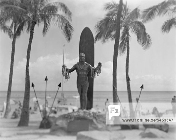 Duke Kahanamoku Statue Waikiki Beach Hawaii USA