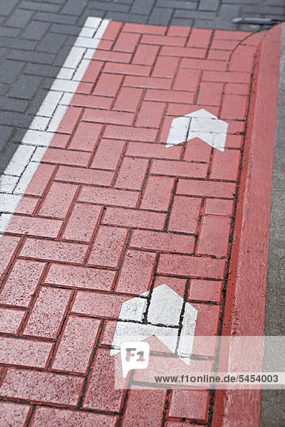 Straßenmarkierungen auf einer Kopfsteinpflasterstraße
