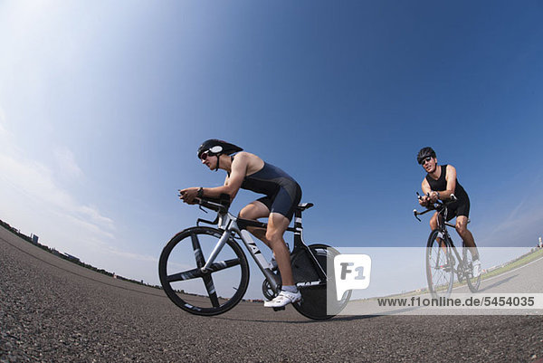 Zwei Radfahrer auf Rennrädern  Seitenansicht  Flachwinkelansicht