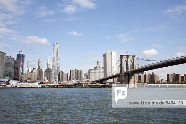 Die Brooklyn Bridge und die Skyline von Manhattan mit Blick über den East River