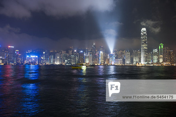 China  Hongkong  Stadtbild über Wasser bei Nacht