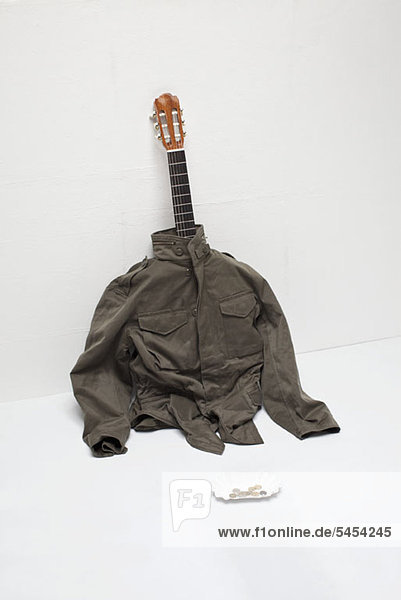Darstellung des Buskers mit Akustikgitarre in der Jacke
