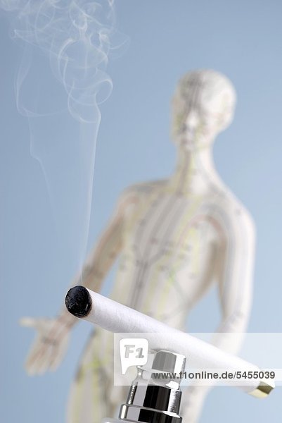 Moxibustion - Zigarre und Akupunkturpuppe